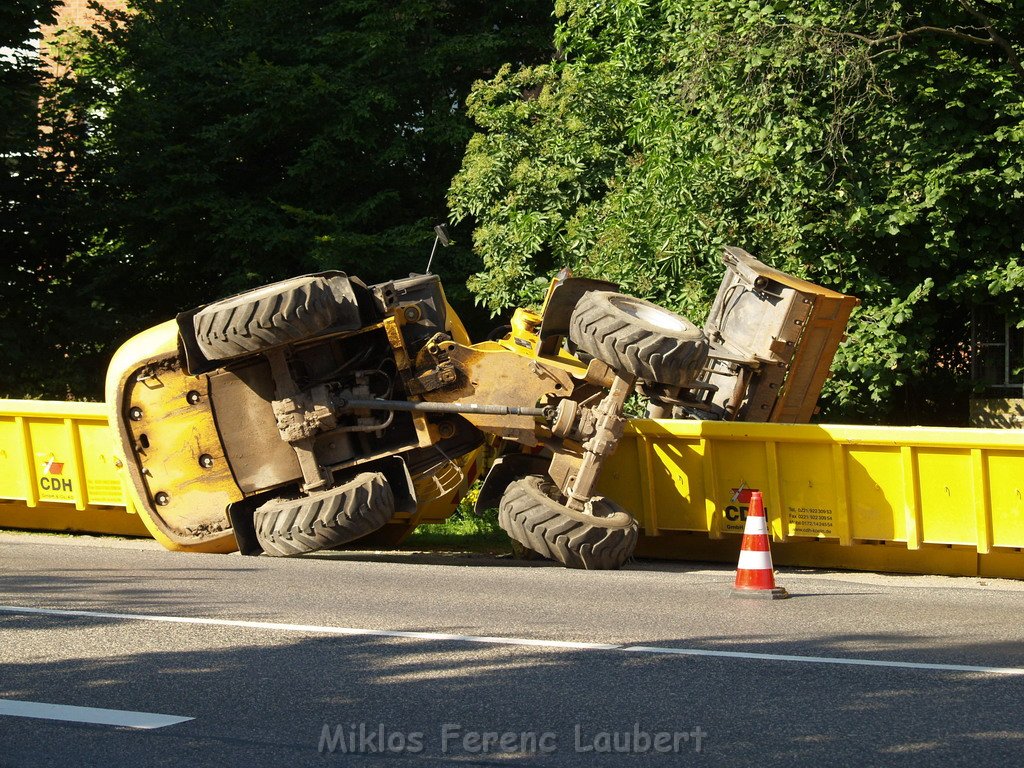 Kleinbagger umgestuerzt Koeln Porz Gremberghoven  P009.JPG